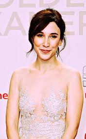 Ama shae'nin gemiye binip ayrıldığı sahnelerin ekrana gelmemesi sibel kekilli'nin rolünün henüz bitmediği mesajını veriyor. Sibel Kekilli Game Of Thrones Wiki Fandom
