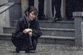 Me cuesta tanto tanto creer / que el sentimiento tuyo murió / que me has dejado ya de querer / que aquel amor del mío voló / tengo que ser muy fuerte lo se / y a. Seohyun De Girls Generation Llora Bajo La Lluvia En El Proximo Drama Time Soompi