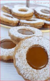 Biscuits Sables Fourres Au Caramel Au Beurre Sale Perle En Sucre Recette Gateaux Et Desserts Biscuit De Noel