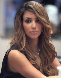 Balayage chatain clair sur cheveux chatain foncé. Kim Kardashian Avec Un Balayage Chatain En Avril 2009 Kim Kardashian Toutes Ses Coupes En Images Elle