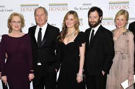 Meryl streep page, new york. Wilde Huhner Paula Die Tochter Der Schauspielerin Katja Riemann Tut Es Ihrer Mutter Nach Und Steht Vor Der Kamera In Der Deutschen Komodie Coming In Sind Beide Zusammen Zu Sehen Stuttgarter
