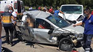 Bursa çevre yolunda önündeki tir'a çarpan parke yüklü tir şoförü sıkıştığı kabin içerisinde can verdi. Bursa Da Zincirleme Facia Guncel Haberler Milliyet