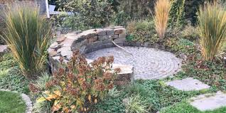 Ein garten mit sitzplatz wird schnell zu einem viel genutzten freiluftzimmer, wenn draußen eine gemütliche sitzecke zur verfügung steht. Herbstgrusse Aus Dem Hanggarten Mit Kleinem Runden Sitzplatz Garten Und Landschaftsplanung Brigitta Oetken