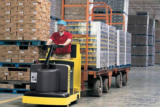 nhân viên vận hành xe nâng trong khu vực kho hàng