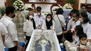 Penulis mencoba untuk menuangkan contoh sederhana yang terkait dengan pelepasan jenazah. Ibadah Pelepasan Jenazah Glenn Fredly Diwarnai Isak Tangis Dan Suasana Haru Kumparan Com