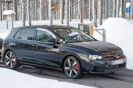 There are quite a few chassis changes in this regard as the car rests at 10mm lower all around. Neuer Vw Golf 8 Gti Tcr Fast Ungetarnt Erwischt Autobild De