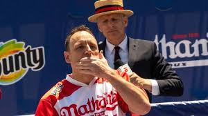 Defending world champion joey chestnut broke his own world record sunday, devouring 76 hot dogs and buns in 10 minutes during nathan's famous international hot dog eating contest. Feeumuwekll0gm