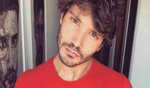 Emma marrone incontrerà stefano ad amici 12: Stefano De Martino Ed Emma Marrone Fidanzati Una Battuta Fa Pensare