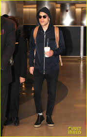 Rami malek is talking about the black hoodie, the one his complicated character, cybersecurity whiz elliot alderson, wears for almost the entirety of the first season of usa network's breakout series mr. Rami Malek Channels His Mr Robot Character At The Airport Rami Malek Lands Lax Coffee 07 Photo Rami Malek Rami Malik Robots Characters