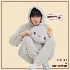 Monsta x toma el primer lugar por primera vez desde su debut con un total de 7,400 puntos. Monsta X Turns Into Bears For New Cuddly Collaboration With Twotuckgom Introduces New Web Show
