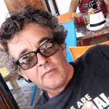 The wall gercekten harika bir mekan herne kadar buyuk olmasada da benim kalbimde tek mekan benim gibi dusunen cok kisinin oldugu fikrindeyim isletmeci cihat bey profressive rock seviyorsnız, hafta sonu mutlaka uğranması gereken bir mekan. The Wall Ze Rock Bar Home Facebook