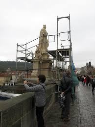 Je téměř 516 m dlouhý a propojuje staré město s malou stranou. Obrazem Vsechny Originaly Soch Z Karlova Mostu Zmizi A Nahradi Je Repliky Ted Prisla Rada Na Sv Borgiase Nas Region