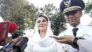 Penyanyi jazz yang jadi wakil direktur muda. Istri Jokowi Ke Arumi Bachsin Emil Dardak Ganteng Harus Dipepet Terus Youtube
