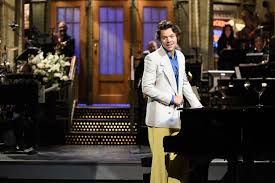 Dan levy's cute saturday night live host tradition lives on. Harry Styles Made His Saturday Night Live Hosting Debut Teen Vogue