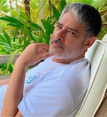 William Bonner quebra o protocolo,...