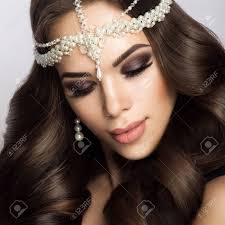 Schöne braut hält eine hochzeit bunte blumenstrauß. Schone Braut Mit Hochzeit Make Up Und Frisur Attraktiv Frisch Verheirateten Frau Haben Letzten Vorbereitungen Fur Die Hochzeit Braut Wartet Brautigam Happy Newlywed Heirat Hochzeitstag Momente Braut Make Up Lizenzfreie Fotos Bilder Und Stock