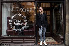 Mykonos'ta çekilen bu fotoğraflar, karius'un sevgilisi thomalla'yı aldattığı eklinde yorumlandı ve toplumsal medyada çok konuşuldu. Liverpool Fc Goalkeeper Loris Karius Hits Back At His Critics As He Admits I Messed Up But I Don T Care What Gary Neville Says Daily Mail Online