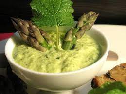 La ricetta degli asparagi con salsa all'uovo, è in realtà una gustosa rivisitazione di quelli alla goriziana, nella ricetta originale la salsa all'uovo viene cosparsa direttamente sugli asparagi, noi abbiamo pensato di utilizzare gli albumi sodi come contenitori dai quali ciascuno potrà raccogliere la salsa per condire gli asparagi. Ricetta Salsa Di Asparagi Salsa Donne Magazine