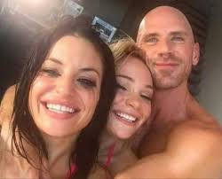 Una imagen que le está dando la vuelta al mundo. Tres amigos se abrazan y  sonríen después de sobrevivir al terrible paso del huracán Milton trás su  devastador paso por el estado