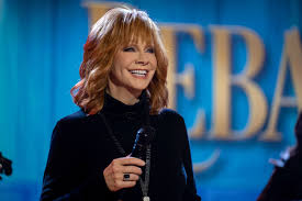 Reba McEntire Shocks Fans in Video of 'Spectacular' Performance - Parade