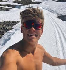 ▸ johannes hösflot kläbo förlorade chansen på totala världscupen när han bröt fingret efter att ha slagit på en… 37 Klaebo Ideer Du Och Jag Skidor Vinter