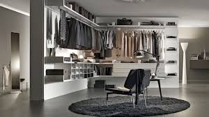 Scegli dove sistemare ripiani e specchi e ogni accessorio per organizzare i vestiti. Come Organizzare La Cabina Armadio Dei Vostri Sogni