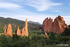 Immediately to the west the mountains rise abruptly to heights ranging from 10,000 feet to. Colorado Springs Sehenswurdigekietn Und Trails