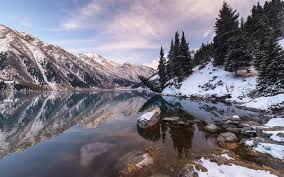 Der schnee liegt weniger als erwartet und ist an manchen stellen schon weggeschmolzen, an anderen jedoch erneut gefroren, so dass wir beim aussteigen aufpassen müssen, weil die wege spiegelglatt sind. Herunterladen Hintergrundbild Big Almaty Lake Winter Berge Schnee Kasachstan Fur Desktop Kostenlos Hintergrundbilder Fur Ihren Desktop Kostenlos
