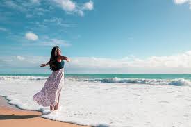 Des matières légères et fluides dans des imprimés inédits, vous allez adorer! La Robe De Plage Un Accessoire Chic Et Tendance