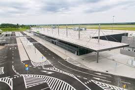 Zlokalizowany na parkingu przed hotelem moxy katowice airport (lokalizacja) w ofercie znajduje się test antygenowy (koszt: Terminal C Katowice International Airport Airport Technology