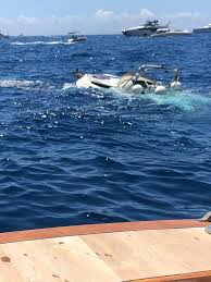 L'incidente è avvenuto nella zona di marina grande. Paura Per Un Nuovo Incidente A Capri Imbarcazione Cola A Picco Davanti Ai Faraglioni 5 Le Persone A Bordo Positanonews
