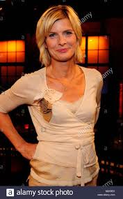 Helene fischer zeigt sich nach langer zeit wieder im tv. Laden Sie Dieses Alamy Stockfoto Barbara Hahlweg Moderatorin Zdf Kolner Treff Calif 01 08 2011 Halbportra Schone Prominente Haarschonheit Hubsche Gesichter