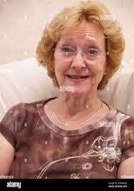 Smiling happy mamie vieille femme âgée dame age Photo Stock - Alamy