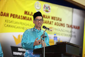 It is the district capital and largest town in hilir perak district and third largest town in the state of perak with an estimated population of around 120,000, or about half of hilir perak district's total population (232,900). Pejabat Agama Teluk Intan Perak