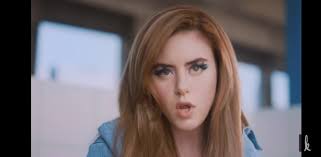 Is it me or she looks A LOT like DONNA. : r/suits