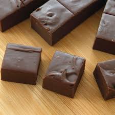 Le Fudge Au Chocolat Le Plus Rapide A Faire Pret En 3 Minutes Recipe Desserts Fudge Old Fashioned Bread Pudding