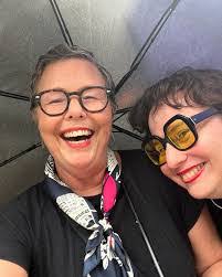 Leslie Shipman's Instagram, Twitter & Facebook