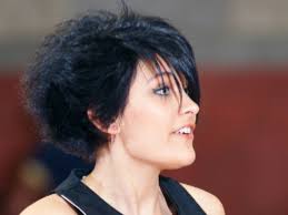 Paris Jackson sports new cropped do in cheer photo