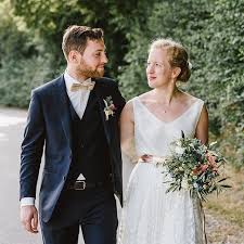 Brautpaar Hochzeitspaar Hochzeitsfoto Mit Boho Brautstrauss Hochzeitsfoto Brautpaar Hochzeitspaar Wedding Dresses Groom Outfit Bride