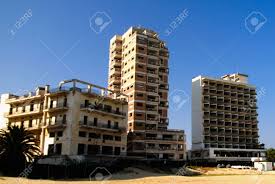 Varosia, varosha, im deutschen sprachraum vereinzelt auch varoscha, griechisch βαρώσια (türkisch maraş, auch kapalı maraş), ist eine geisterstadt am stadtrand von famagusta im osten der insel zypern. Aussenansicht Nach Varosha Verlassenes Viertel Von Famagusta Bei Nordzypern Lizenzfreie Fotos Bilder Und Stock Fotografie Image 82147350