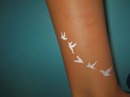 Black And White Ink Tattoos White Ink Tattoo Black Light Unity Is Strength Tattoo Mit Weisser Tinte Dunkle Haut Tattoo Weisse Tatowierungen