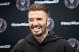 David beckham looks chiseled while sitting shirtless on his kitchen floor as he attempts to train his puppy to give the paw. David Beckham So Elegant Kann Nur Becks Einen Rosafarbenen Pyjama Tragen Gq Germany