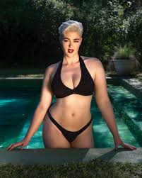 Facebook gives people the power to share and makes the world more open and connected. Parejasacate On Twitter Stefania Ferrario Instagram Stefania Model