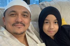 Laudya cynthia bella hapus foto suami di ig, emran pamer buku dari jakarta/ foto: Ketika Netizen Kecam Erra Fazira Ini Pula Kata Engku Emran Iluminasi