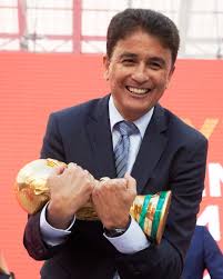 Tras sus primeros éxitos (n'écoute pas les idoles, laisse tomber les filles), la tierna france gall, que contaba al momento con sólo 17 años, consigue el primer premio en el festival de eurovisión 1965, tras haber elegido el título poupée de cire, poupée de son, de serge gainsbourg, de entre los diez propuestos. Fifa World Cup Happy Birthday Bebeto Facebook