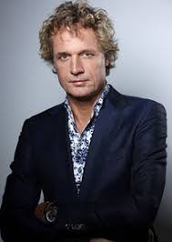 Op de bijgevoegde foto staat pauw met ontbloot bovenlijf en laat hij de plek zien waar hij is ingeënt. Tv Shows Starring Jeroen Pauw Next Episode