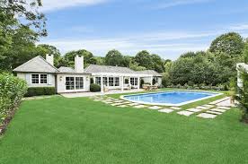 See Inside Rachael Ray S Hamptons Home That Just Sold For 3 25 Million In 2020 Hamptons House The Hamptons Style Estates