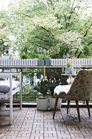 Mit Bodenplatten Aus Holz Lasst Sich Ganz Einfach Ein Sehr Heimeliges Ambiente Schaffen Balkonentwurf Balkonboden Aussenboden