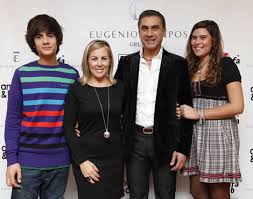 Con el propósito de conseguir a maría rosa, la mujer de la que está profundamente enamorado, marsal encarcelado andrés, marsal se convierte en el protector de maría rosa mientras espera el. Caras Eugenio Campos Joalheiro Faz Declaracao De Amor A Mulher Rosa Maria