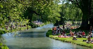 Man surfing in the waves of the eisbach river in munich. Munchen 15 Jahrige Ertrinkt Im Eisbach Sie War Nichtschwimmerin Der Spiegel